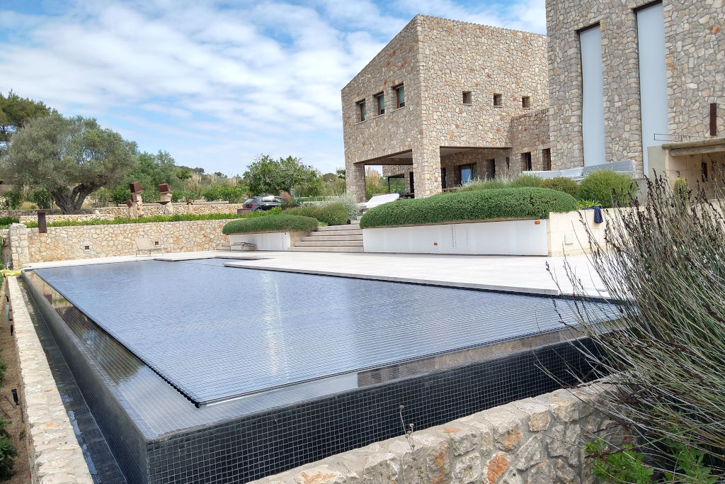 Installation von 2 Schwimmbadabdeckungen auf der schönen Insel Mallorca