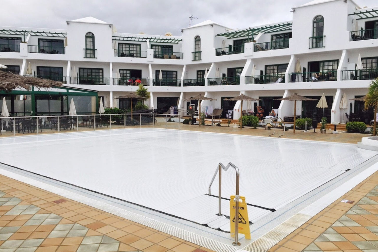 De voordelen van het Installeren van een zwembadafdekking in Hotels